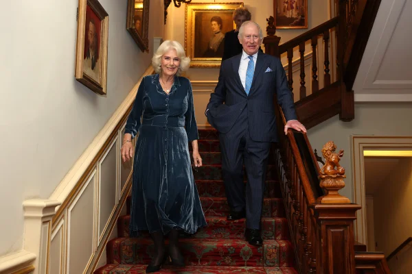 Rainha Camilla cita hábito "perturbador" de rei Charles antes do jantar