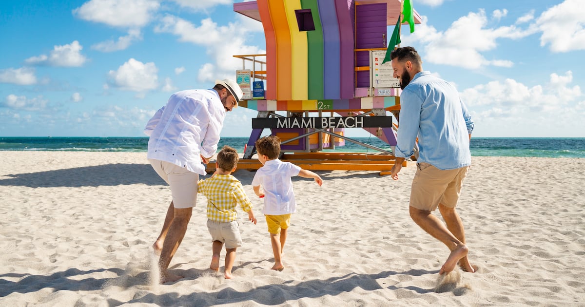 Turismo LGBT+ pode movimentar US$ 521 bilhões até 2031; acolhimento influencia escolha dos destinos