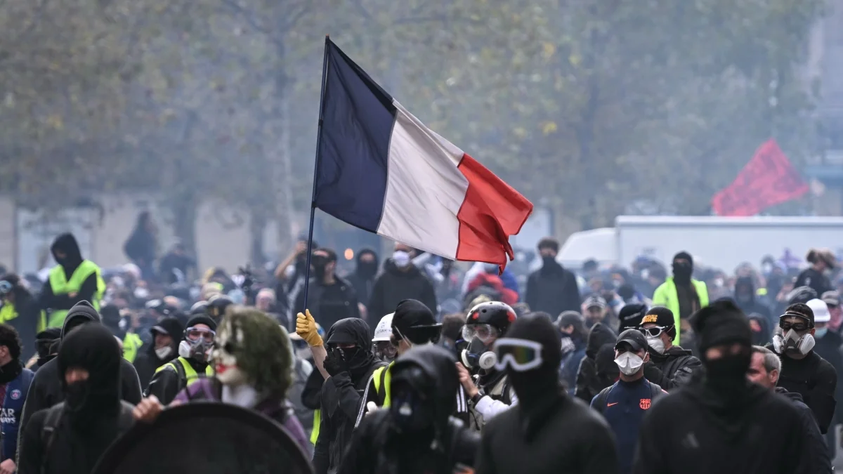 França impõe toque de recolher após protestos violentos em todo o país