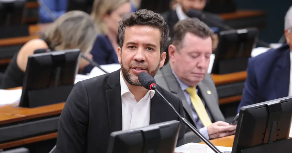Janones diz que respeitará decisões judiciais após suspensão do canal ‘Exército do Lula’