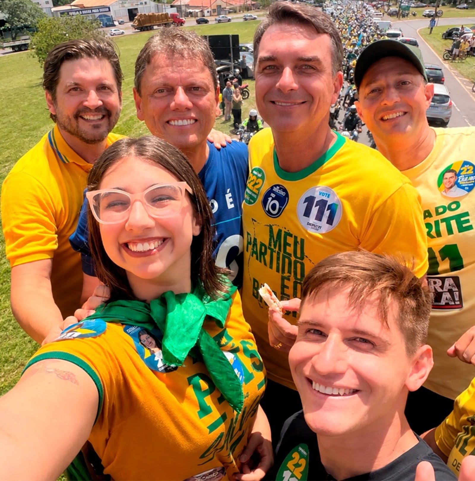 Eduarda Campopiano postou "colinha" nas redes sociais apoiando Flávio Bolsonaro e candidatos do PL Reprodução/Instagram/@eduarda_campopiano