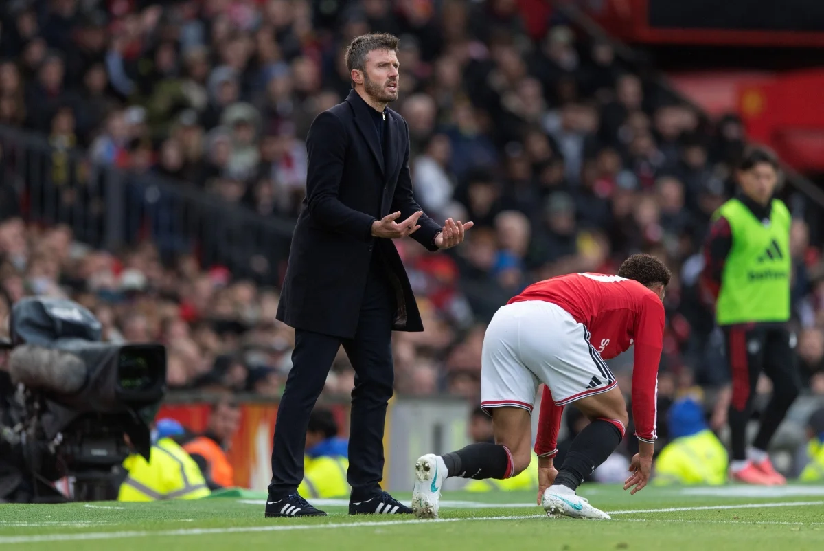 Foto colorida de Michael Carrick, treinador do Manchester United