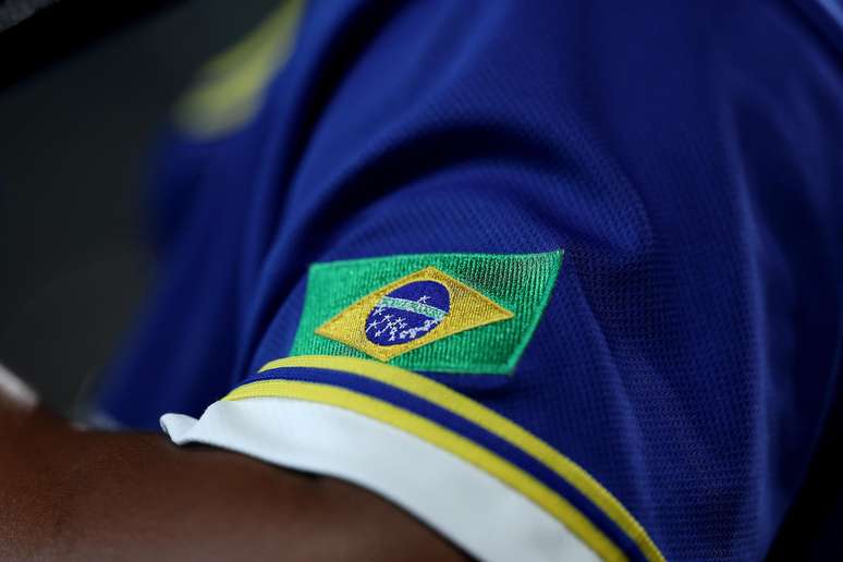 Mercado em MG é denunciado por obrigar funcionários a trocar roupa vermelha por camisa da Seleção na véspera da eleição