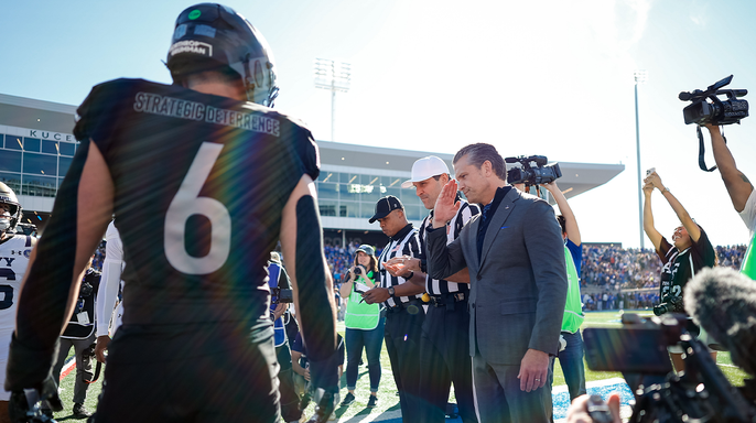 Pete Hegseth realiza o sorteio de moeda entre a Força Aérea e a Marinha após demonstrar suas habilidades de basquete na Academia
