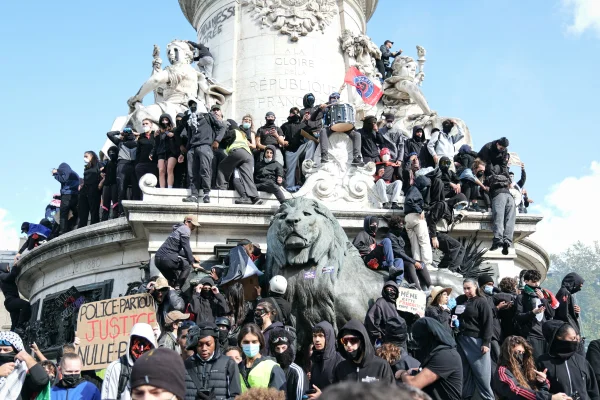 França impõe toque de recolher após protestos violentos em todo o país - destaque galeria
