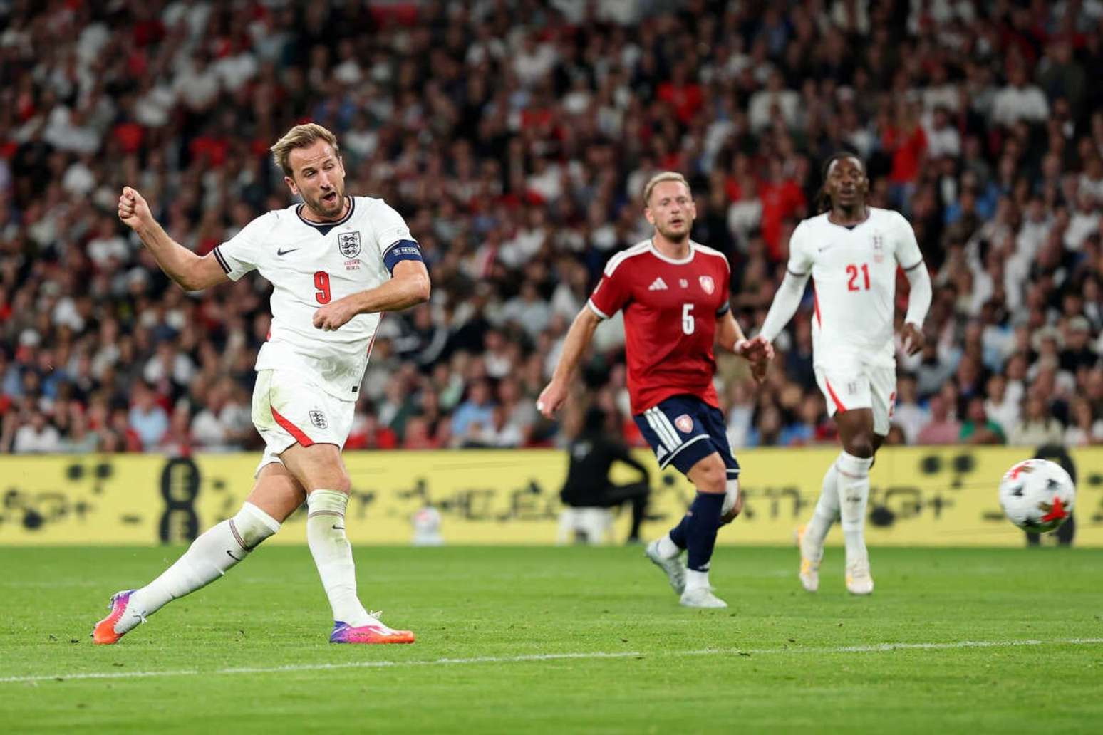 De primeira, Kane bate firme para dobrar a vantagem inglesa &ndash;