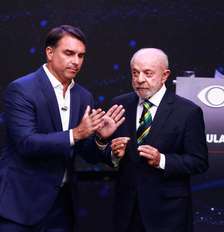 Debate entre Flávio Bolsonaro (PL) e Lula (PT) teve clima quente na Band Foto: ALOISIO MAURICIO/FOTOARENA/ESTADÃO CONTEÚDO / Estadão