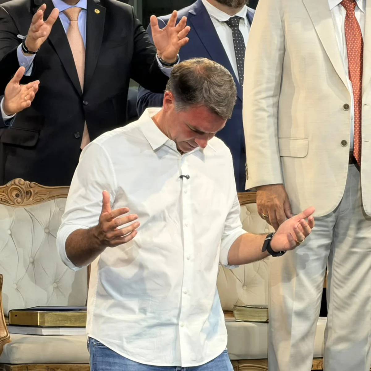 Flávio vai a culto com Douglas Ruas e fala em “guerra espiritual” no Brasil