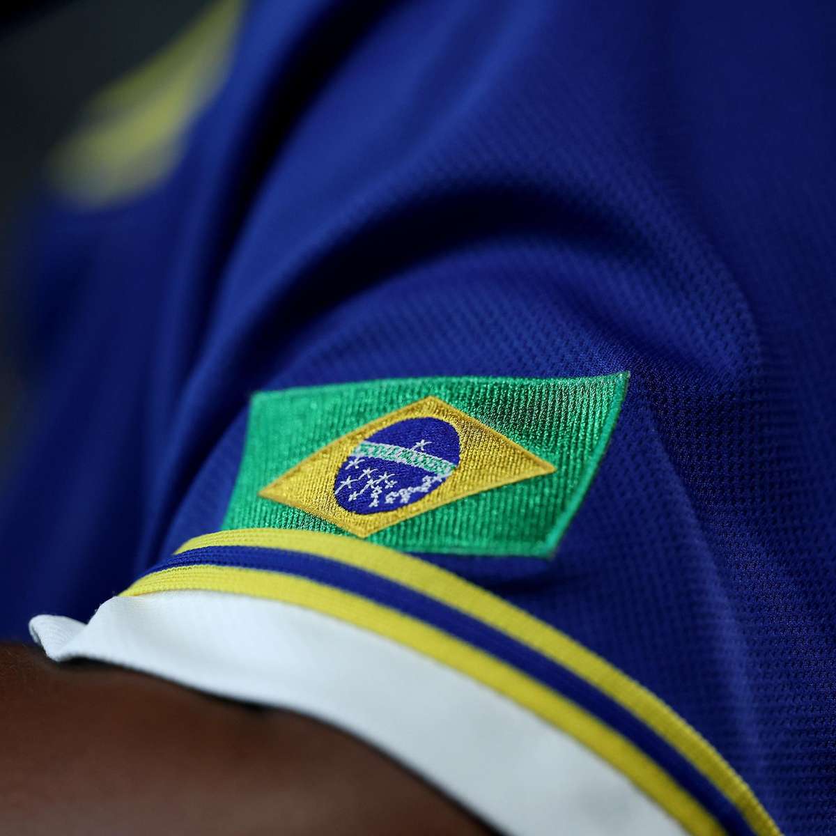 Mercado em MG é denunciado por obrigar funcionários a trocar roupa vermelha por camisa da Seleção na véspera da eleição