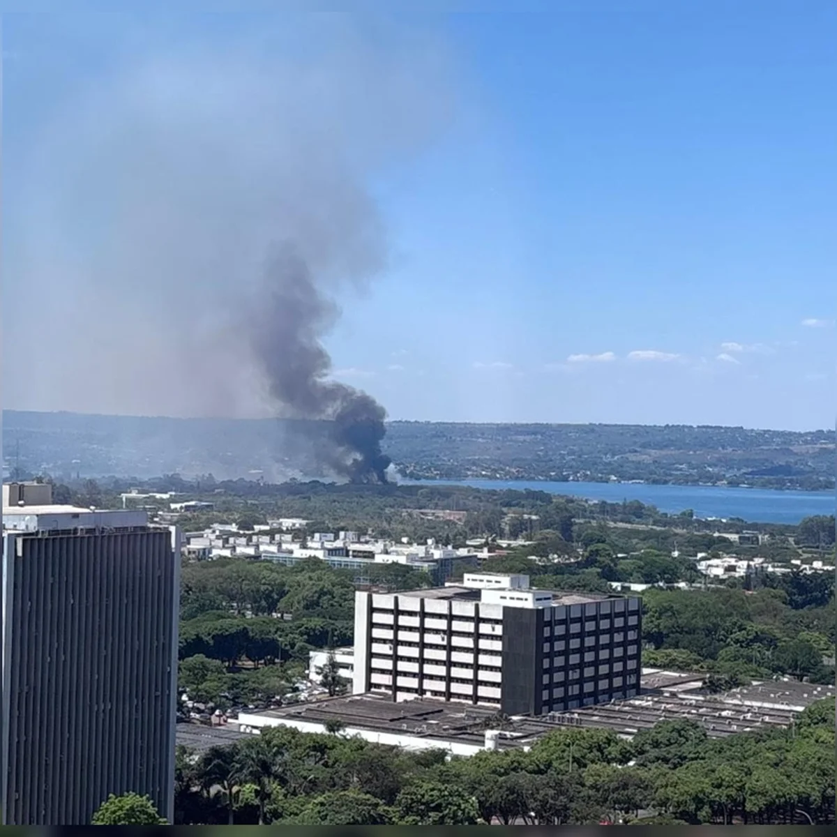 Fumaça densa de incêndio perto do Ibama chama atenção na Asa Norte