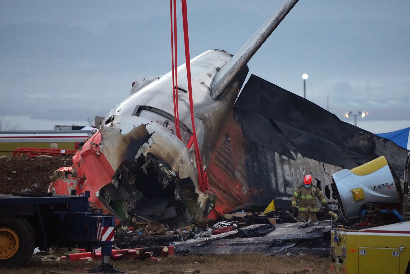 Autoridades disseram que pode levar até 10 dias para preparar os corpos encontrados para o transporte — Foto: Chang W. Lee/The New York Times