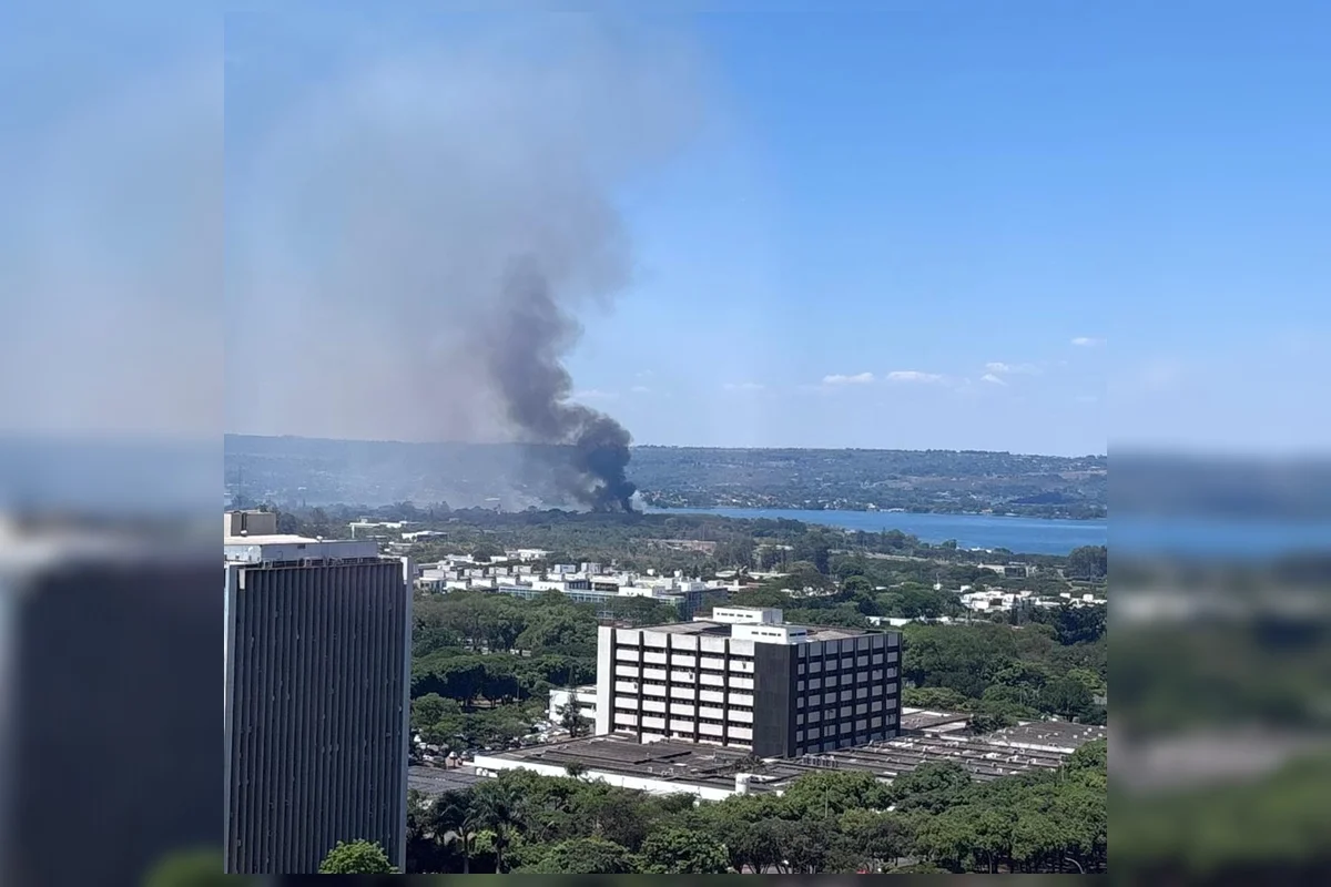 Fumaça densa de incêndio perto do Ibama chama atenção na Asa Norte