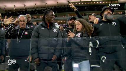 No meio da galera! Seedorf assiste ao jogo com a torcida e canta música do Corinthians