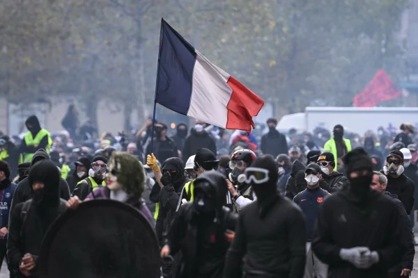 França impõe toque de recolher após protestos violentos em todo o país