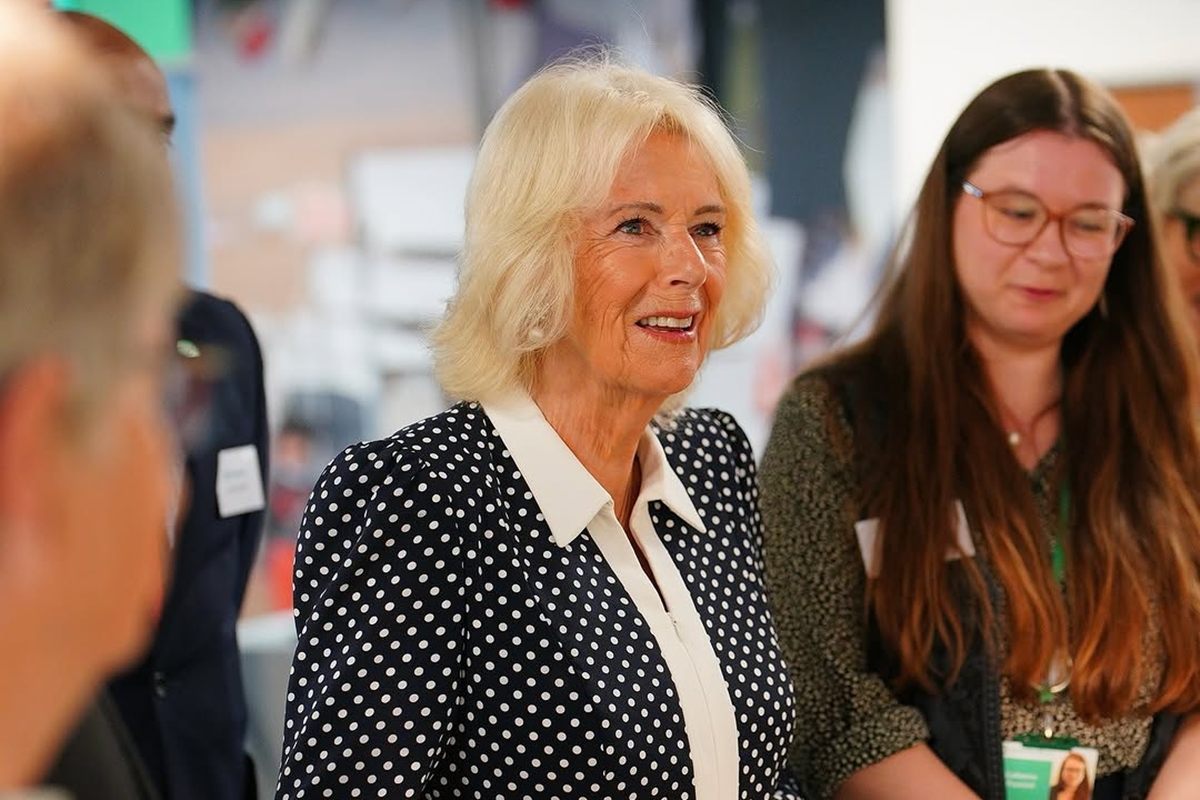Rainha Camilla cita hábito "perturbador" de rei Charles antes do jantar