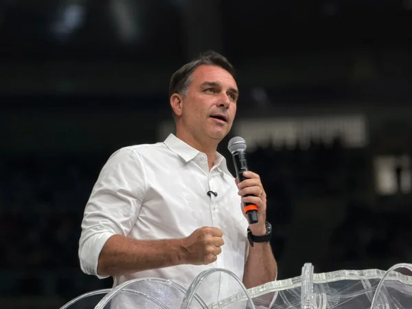 Flávio vai a culto com Douglas Ruas e fala em “guerra espiritual” no Brasil