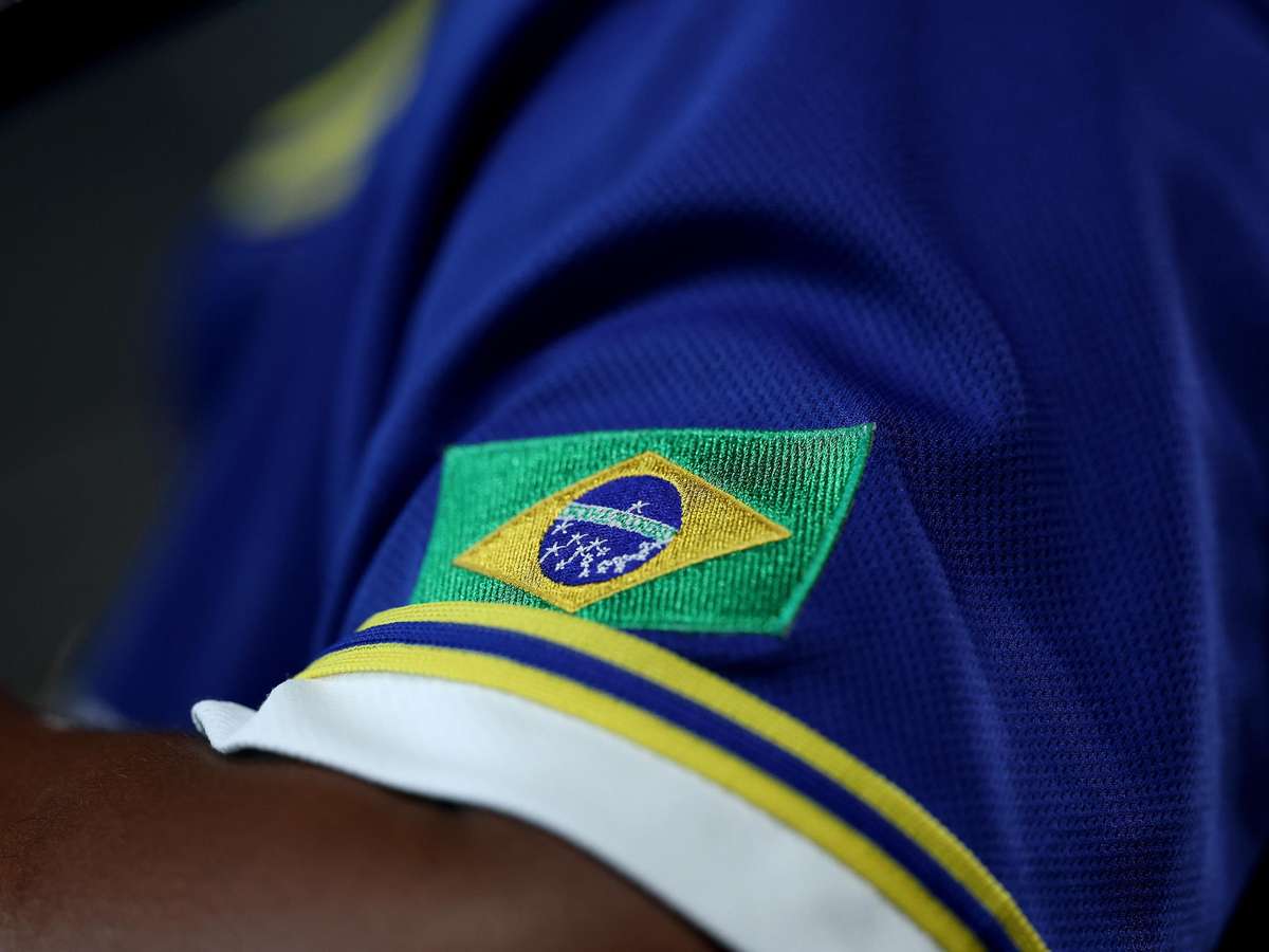 Mercado em MG é denunciado por obrigar funcionários a trocar roupa vermelha por camisa da Seleção na véspera da eleição