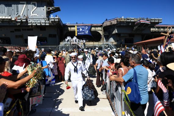 O porta-aviões USS Lincoln retorna aos EUA após longa implantação apoiando a guerra contra o Irã