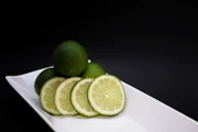 Dieta rica em antioxidantes pode ajudar a melhorar a acne em mulheres