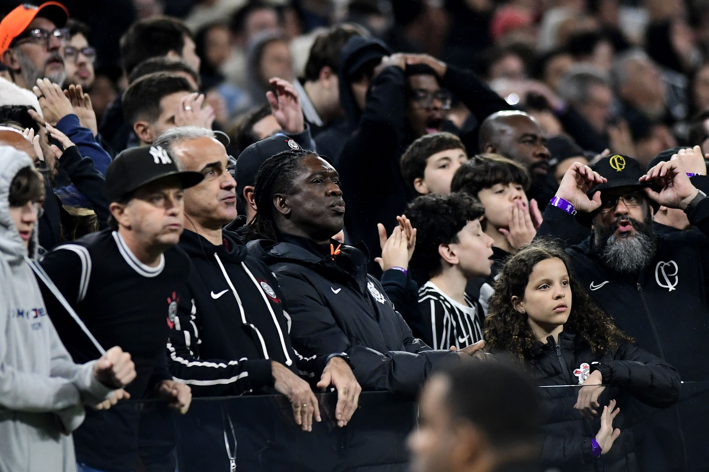 Análise: Seedorf tenta algo novo ao mudar esquema, mas Corinthians mantém agonia à beira do Z-4