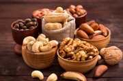 Dieta rica em antioxidantes pode ajudar a melhorar a acne em mulheres
