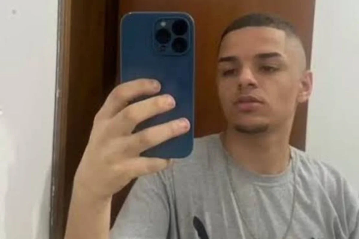 Imagem colorida mostra jovem morto com 27 tiros da PM. Metrópoles