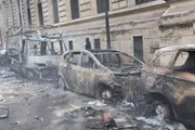 Veículos foram incendiados em protesto na França no sábado (17/10)