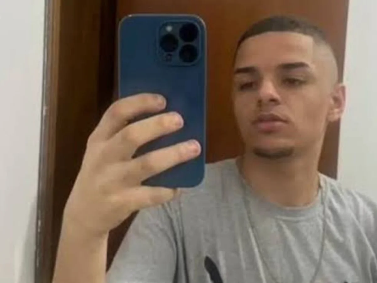 Jovem morto com 27 tiros da PM é velado em cemitério da zona sul de SP