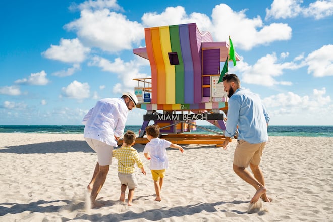 Turismo LGBT+ pode movimentar US$ 521 bilhões até 2031; acolhimento influencia escolha dos destinos